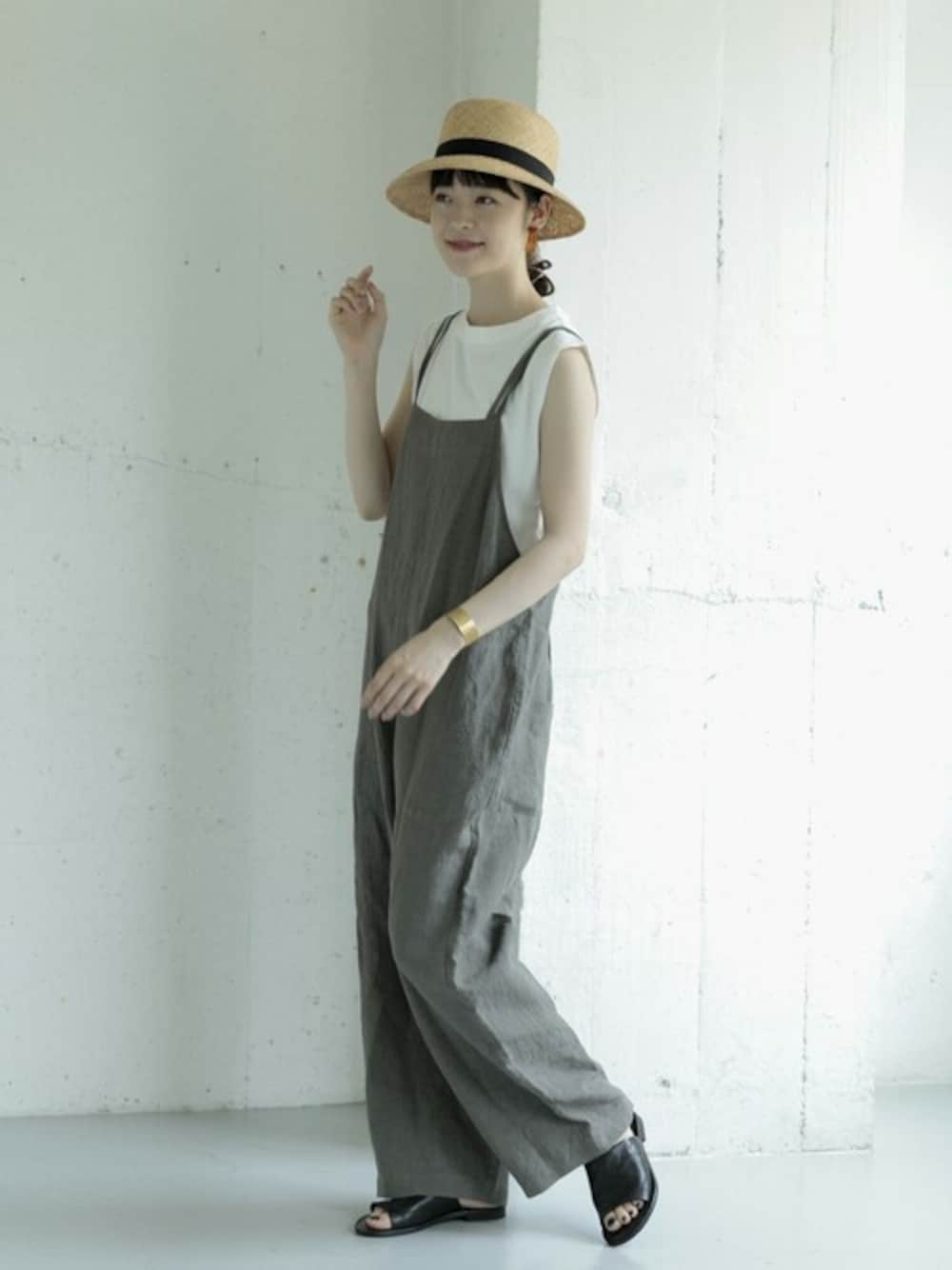「グレー、サロペット、ナチュラル、アーバンリサーチ、リネン、シンプルコーデ、ノースリーブ、URBAN RESEARCH、かぐれ」｜「かぐれのリネンサロペット（サロペット/オーバーオール、グレー系）」を使った、rikoさん（レディース・163cm）の夏コーディネートの1枚目の写真
