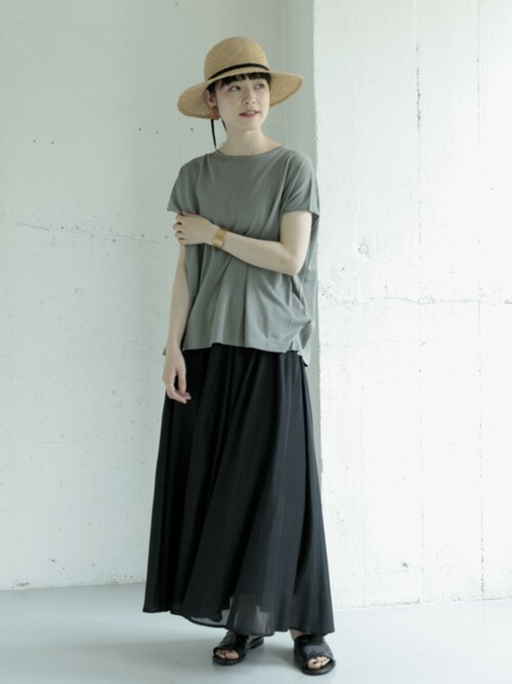「ニット、スカート、ナチュラル、アーバンリサーチ、ロングスカート、サマーニット、URBAN RESEARCH、かぐれ、ワイドニット」｜「かぐれのシルクワイドニット（ニット/セーター、グリーン系）」を使った、rikoさん（レディース・163cm）の夏コーディネートの1枚目の写真