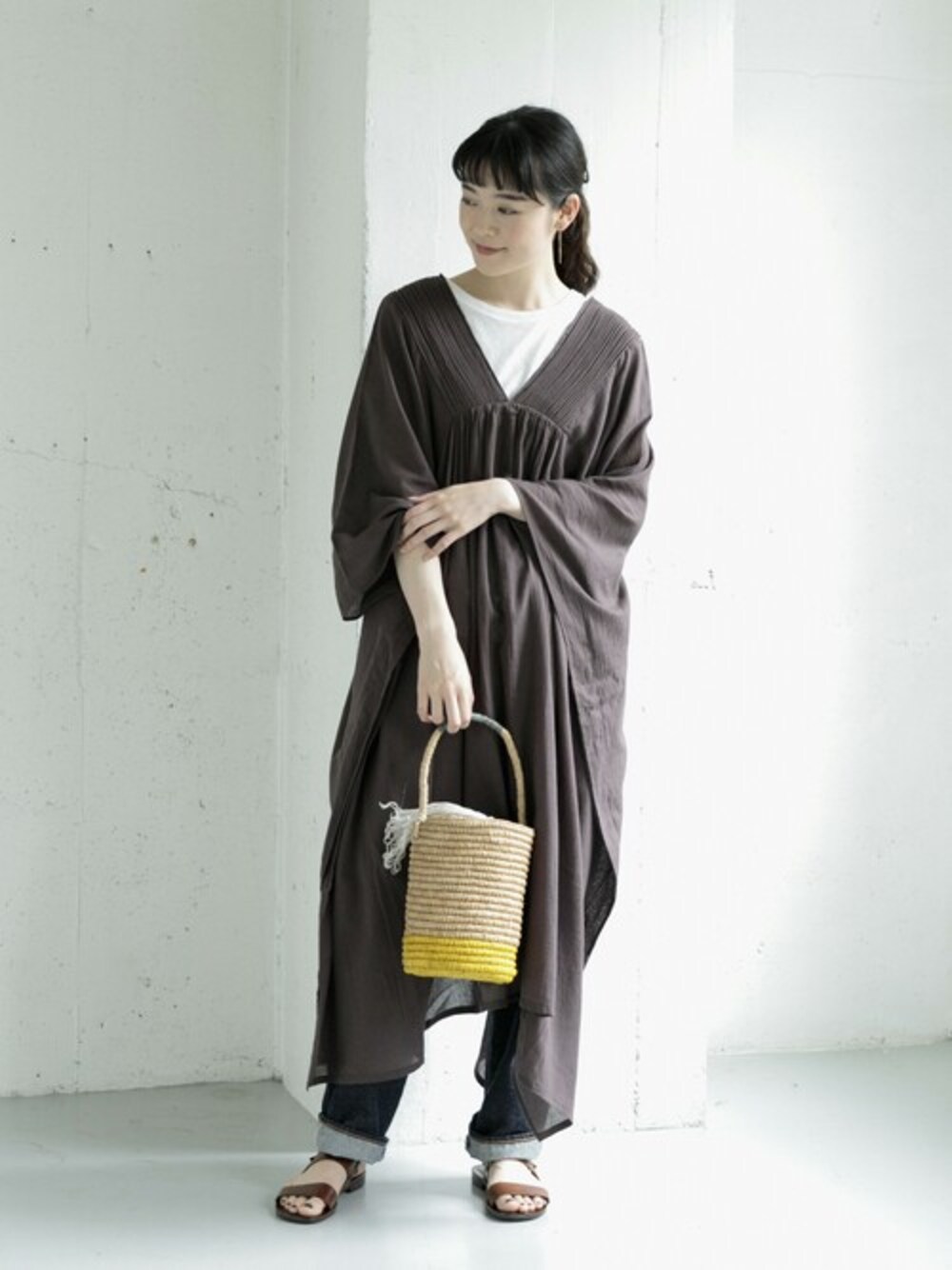 「ワンピース、シンプル、ナチュラル、アーバンリサーチ、ポンチョ、大人カジュアル、URBAN RESEARCH、かぐれ」｜「かぐれのコードピンタックポンチョワンピース（ワンピース、グレー系）」を使った、rikoさん（レディース・163cm）の夏コーディネートの1枚目の写真