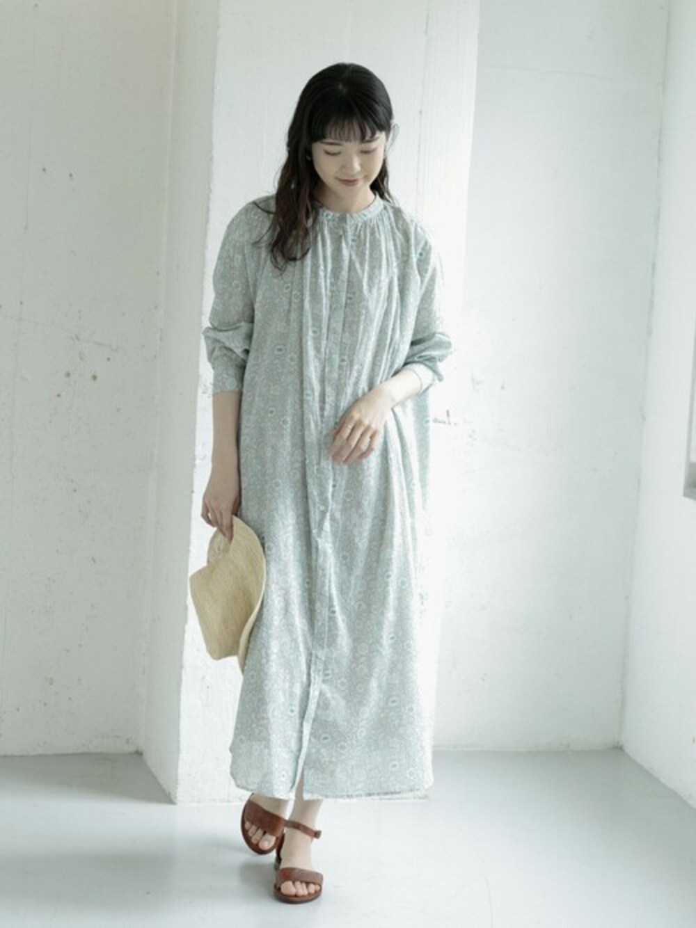 「ワンピース、グレー、花柄、ナチュラル、アーバンリサーチ、シャツワンピ、羽織り、URBAN RESEARCH、かぐれ」｜「かぐれのフラワープリントギャザーワンピース（ワンピース、グレー系）」を使った、rikoさん（レディース・163cm）の夏コーディネートの1枚目の写真