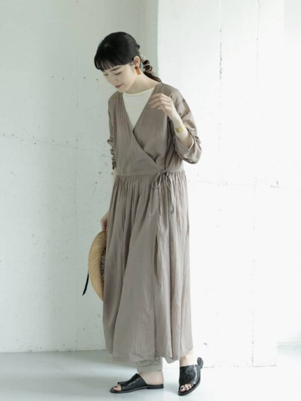 「カシュクール、ワンピース、ベージュ、ナチュラル、アーバンリサーチ、レイヤードスタイル、シンプルコーデ、夏コーデ、URBAN RESEARCH、かぐれ」｜「かぐれのラップギャザーワンピース（ワンピース、ベージュ系）」を使った、rikoさん（レディース・163cm）の夏コーディネートの1枚目の写真