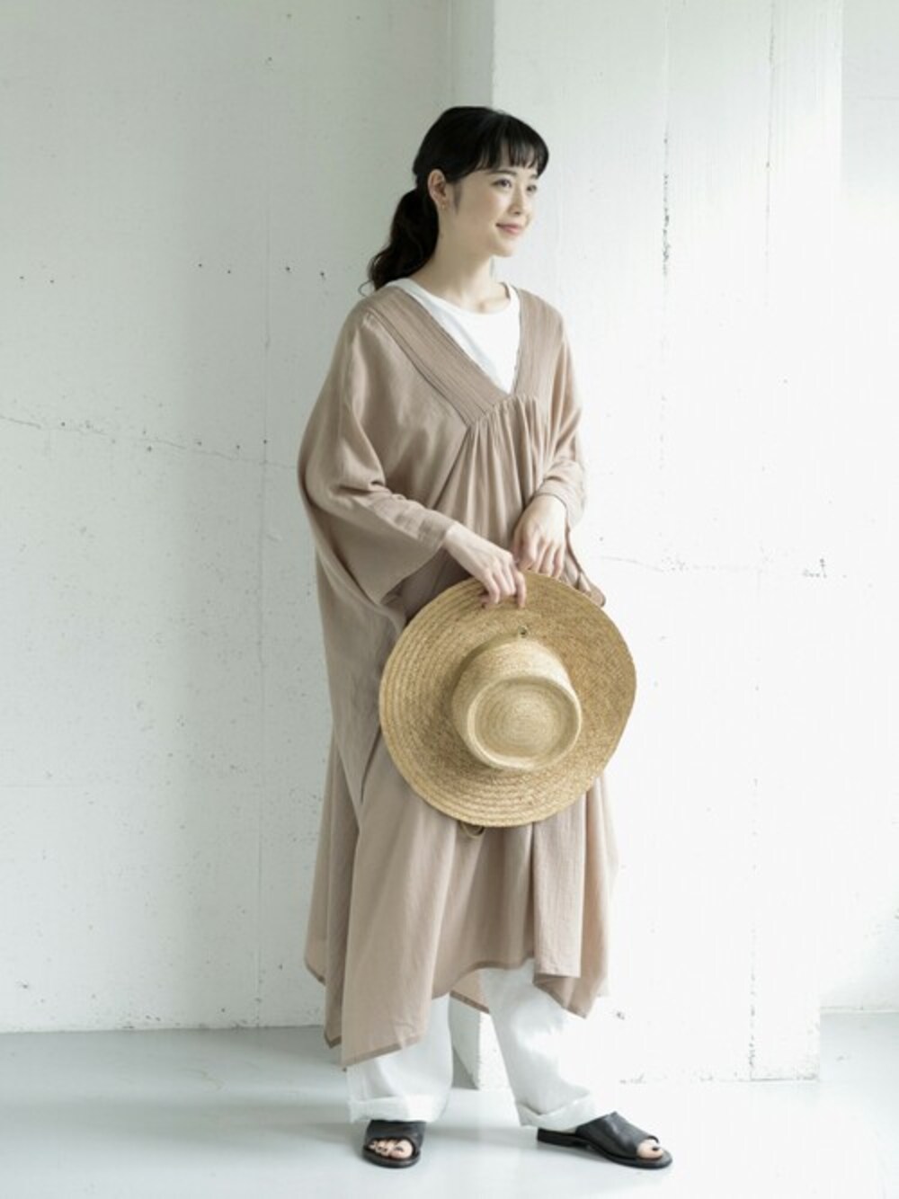 「ワンピース、ベージュ、ナチュラル、アーバンリサーチ、レイヤードスタイル、ポンチョ、シンプルコーデ、URBAN RESEARCH、かぐれ」｜「かぐれのコードピンタックポンチョワンピース（ワンピース、グレー系）」を使った、rikoさん（レディース・163cm）の夏コーディネートの1枚目の写真