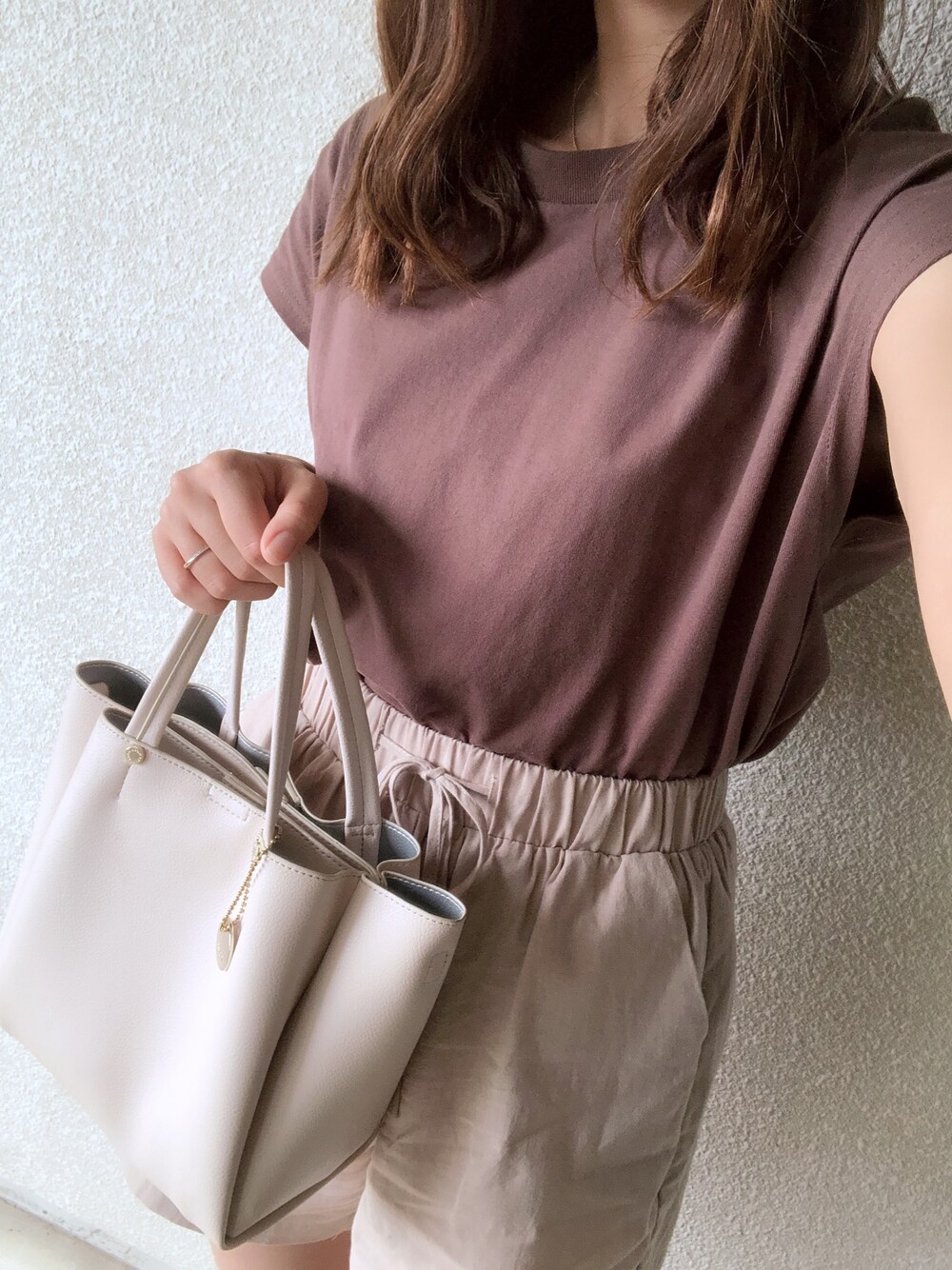 「シンプルコーデ」｜「coca（coca）のアイテム（トップス、ブラウン系）」を使った、らさん（レディース・163cm）の夏コーディネートの1枚目の写真