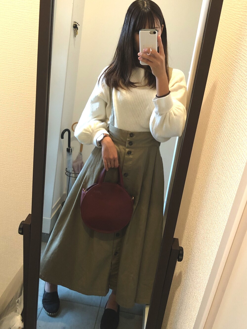 「ニットコーデ、秋コーデ、ベージュコーデ、ママファッション」｜「Honeysのアイテム（バッグ、レッド系）」を使った、らさん（レディース・162cm）の秋コーディネートの1枚目の写真