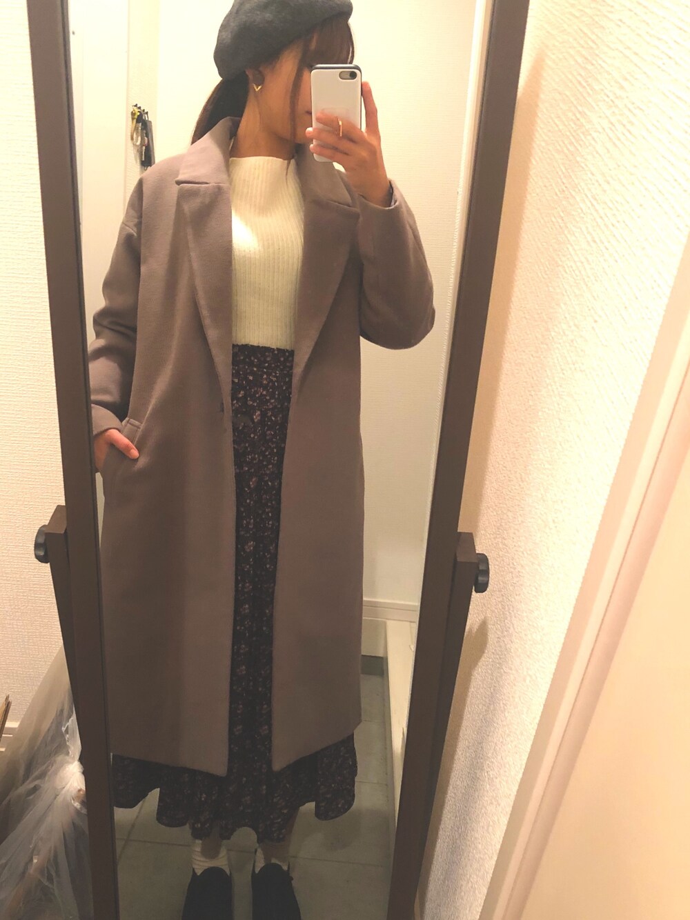 「大人カジュアル、シンプルコーデ、スニーカーコーデ、冬アウター」｜「koeの[2019 WINTER] シンプルチェスターコート（チェスターコート、グレー系）」を使った、らさん（レディース・162cm）の秋コーディネートの1枚目の写真