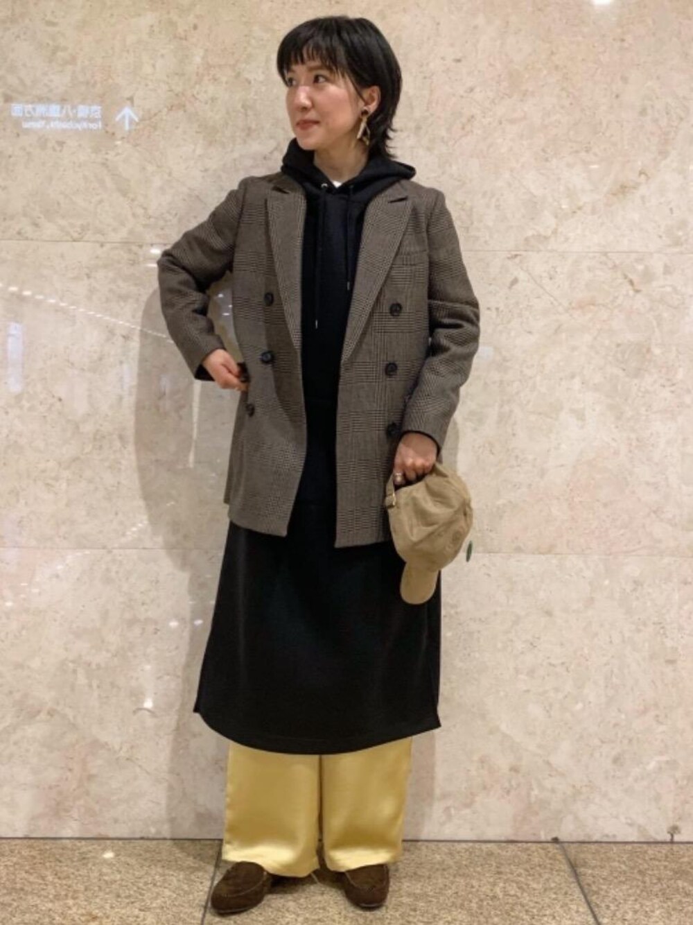 その他のその他アウター、ブラウン系のモカシン/デッキシューズ、イエロー系のその他パンツを着用したレディースの秋コーディネートの1枚目の写真