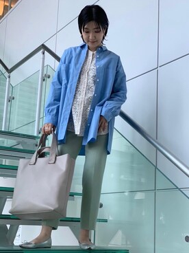 「アイテム（レインシューズ、シルバー系）」を使った、米島 香織さん（レディース・162cm）の春コーディネート