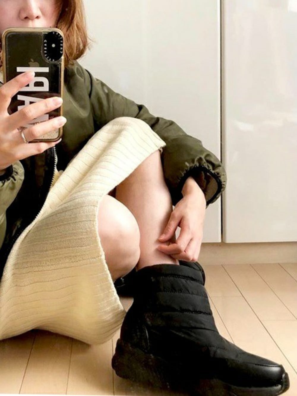その他のブーツを着用したレディースの秋コーディネートの1枚目の写真
