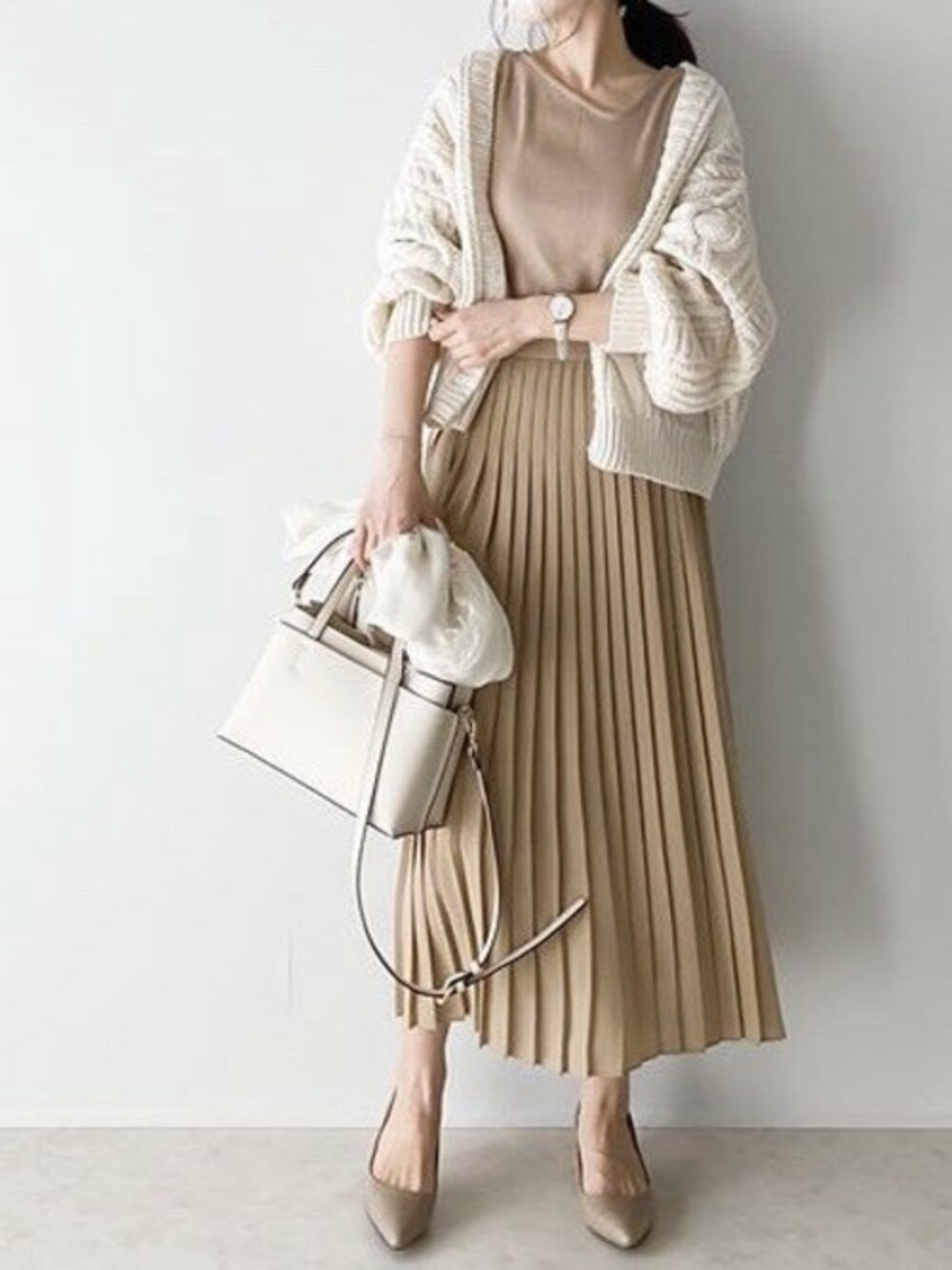 その他のパンプスを着用したレディースの春コーディネートの1枚目の写真