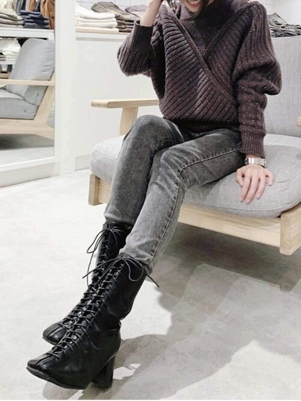 ブラック系のブーツを着用したレディースの冬コーディネートの1枚目の写真