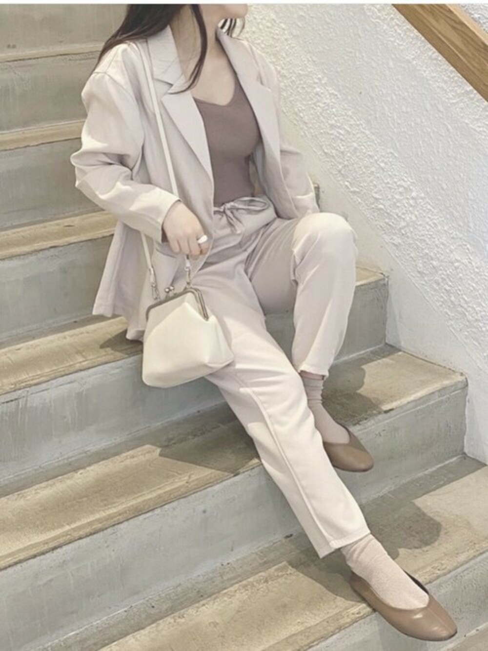 ベージュ系のパンプスを着用したレディースの春コーディネートの1枚目の写真