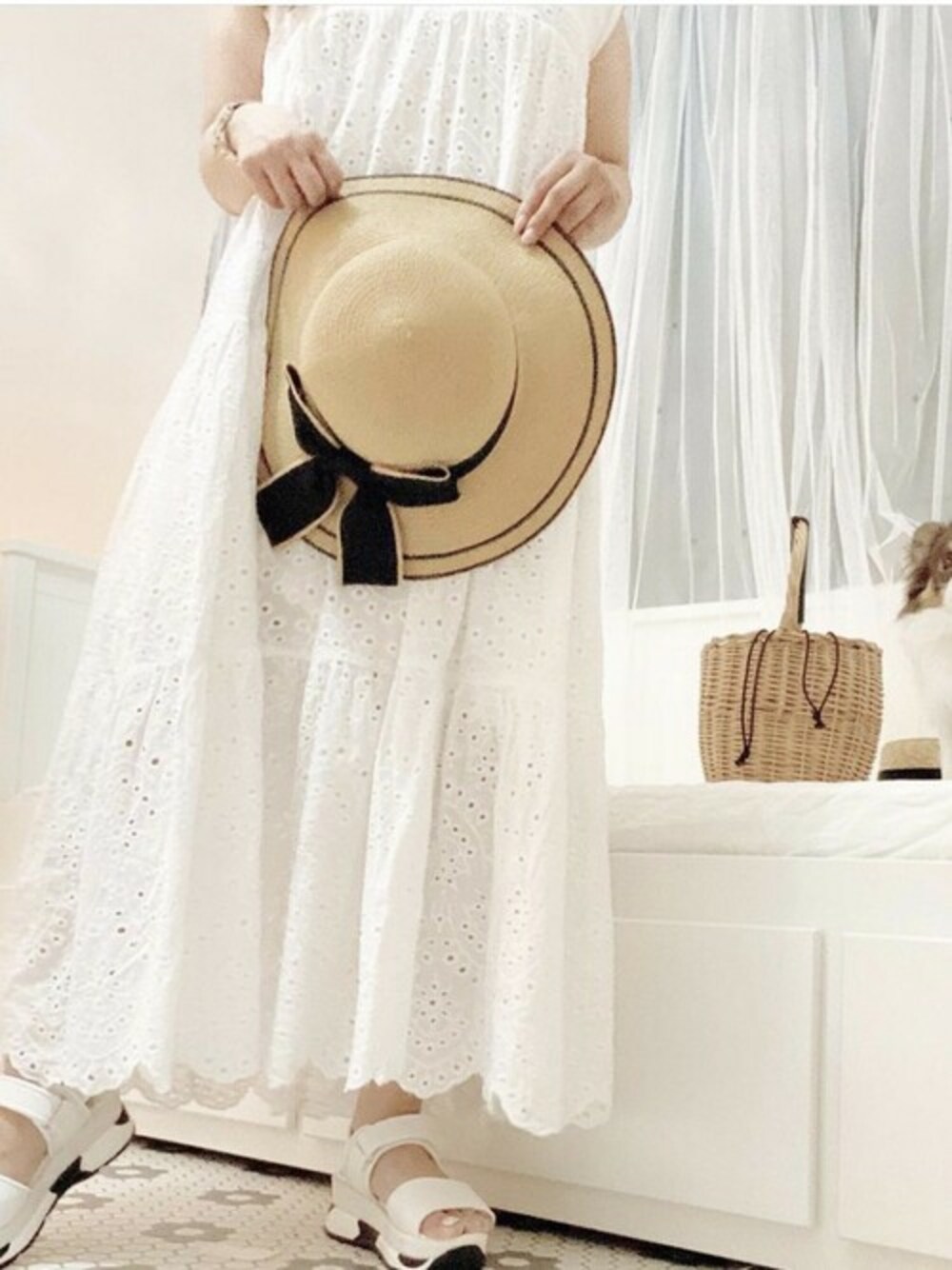 ホワイト系のサンダルを着用したレディースの春コーディネートの1枚目の写真