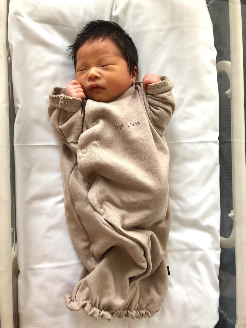 「kids、男の子、赤ちゃん、新生児」｜「Birthdayのアイテム（ロンパース、ベージュ系）」を使った、AYATOさん（キッズ・50cm）の秋コーディネートの1枚目の写真