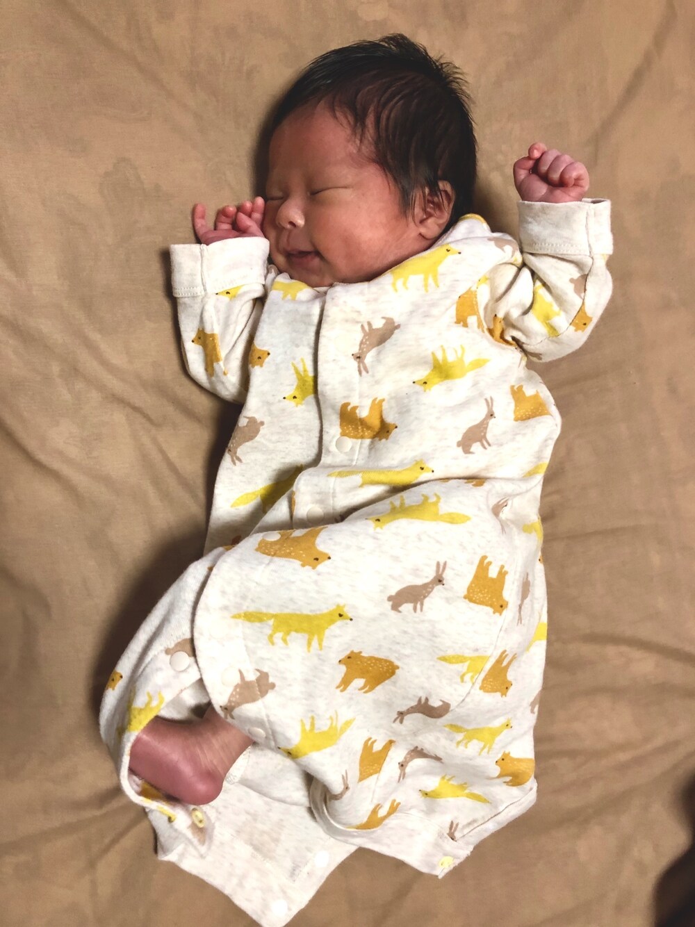 「kids、baby、男の子、新生児、秋のコーデ」｜「UNIQLOのアイテム（ロンパース、ベージュ系）」を使った、AYATOさん（キッズ・50cm）の秋コーディネートの1枚目の写真