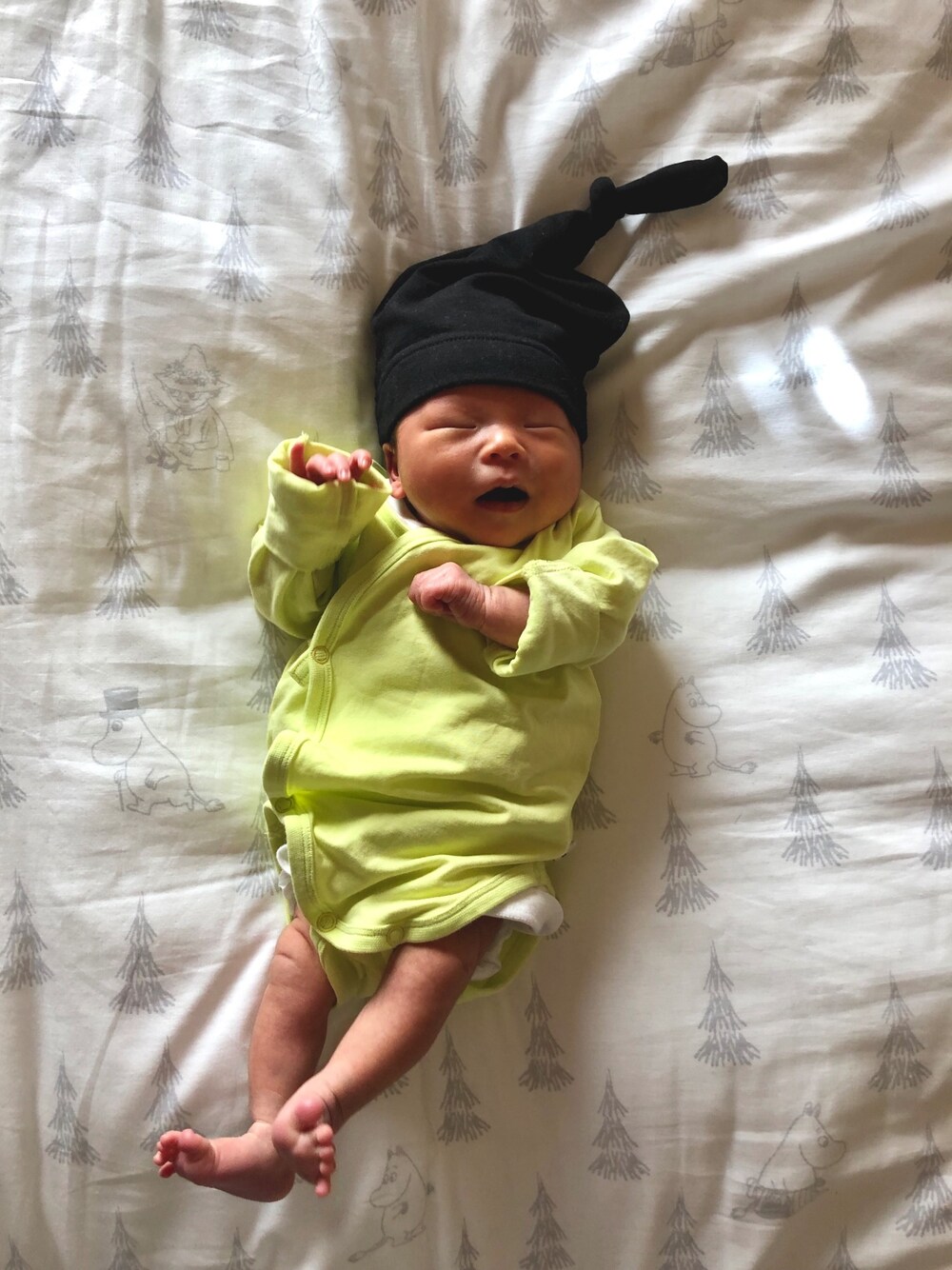 「男の子、baby、新生児」｜「海外のアイテム（ロンパース、イエロー系）」を使った、AYATOさん（キッズ・50cm）の秋コーディネートの1枚目の写真