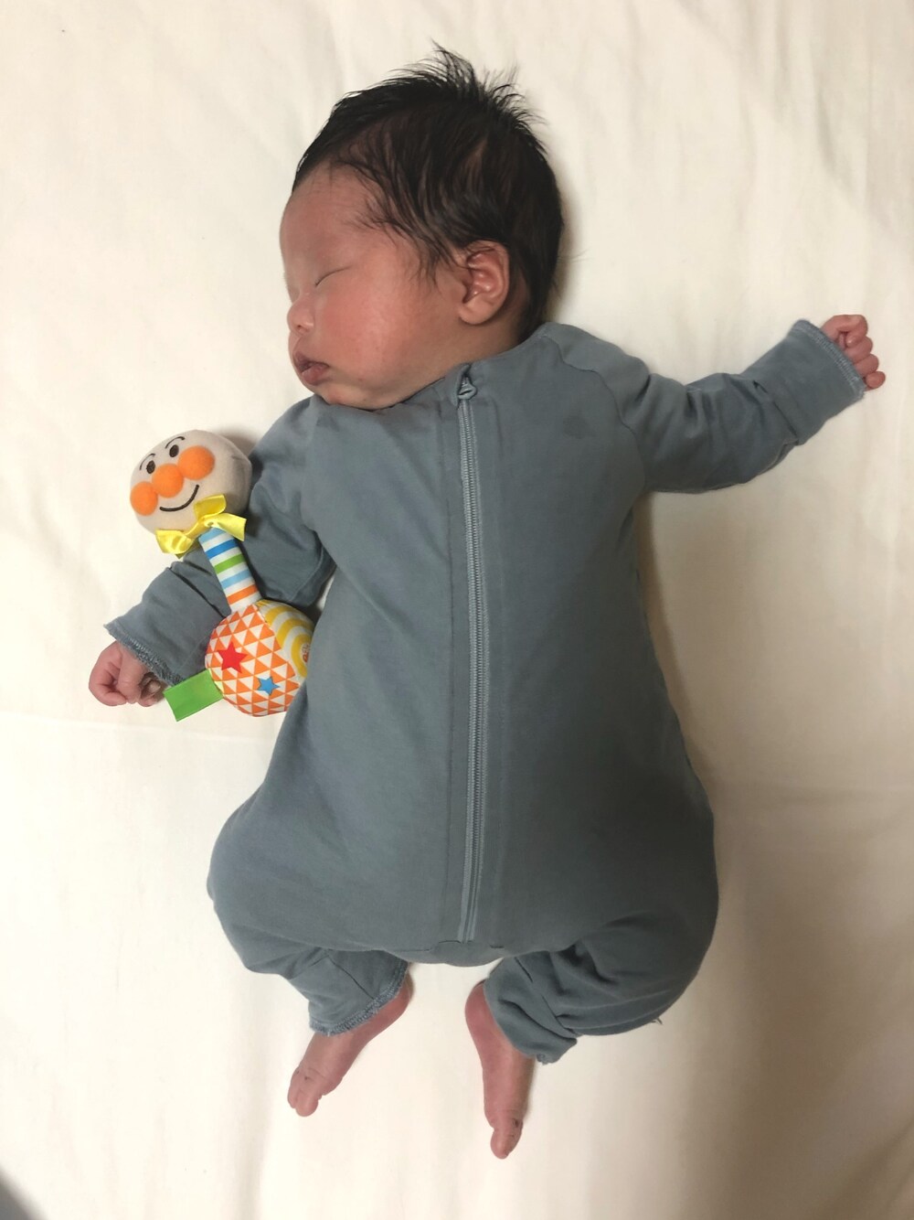 「kids、男の子、新生児、baby」｜「海外のアイテム（ロンパース、グレー系）」を使った、AYATOさん（キッズ・50cm）の秋コーディネートの1枚目の写真