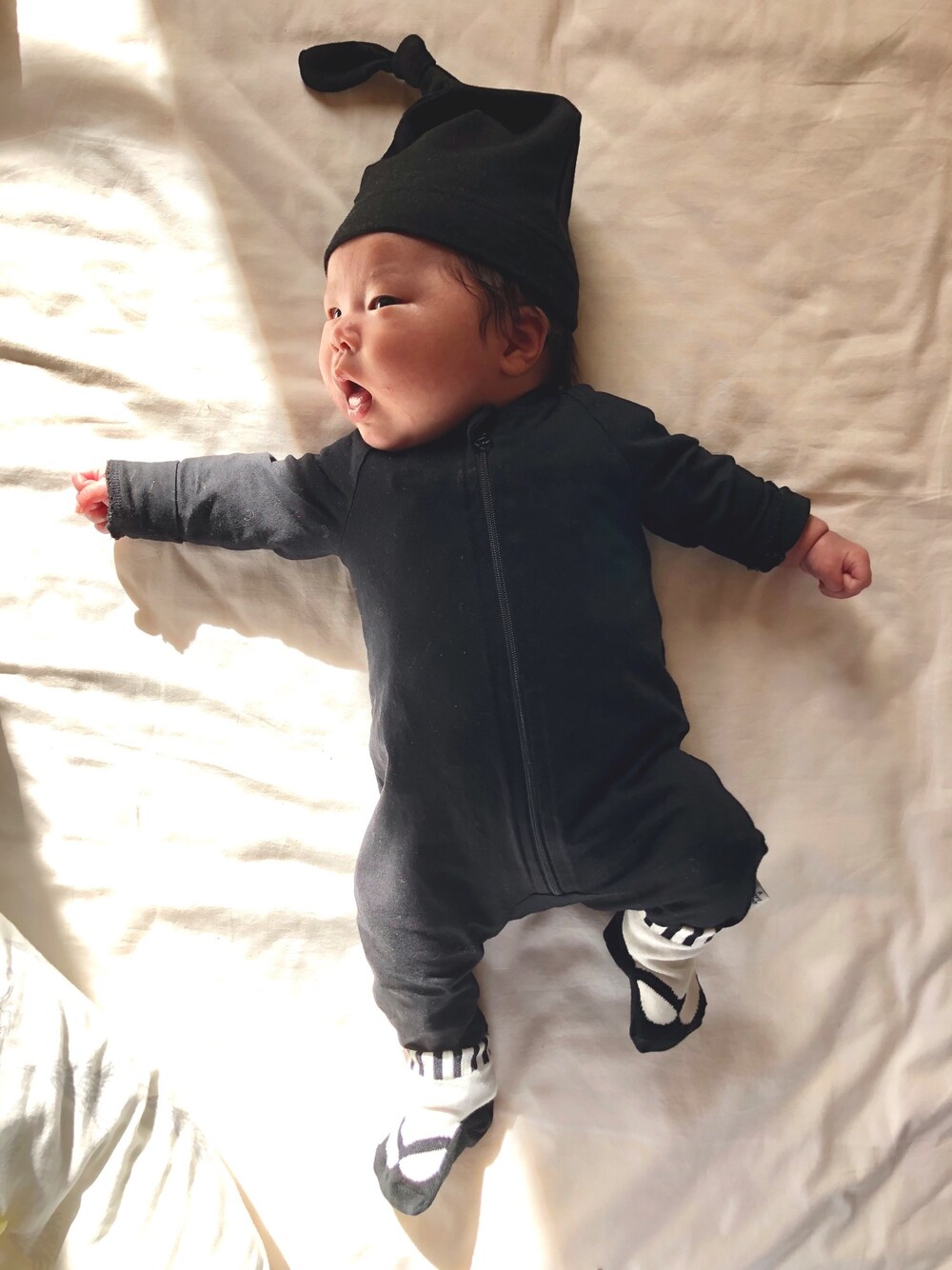 「kids、baby、男の子、ブラック、オールブラック」｜「海外のアイテム（ロンパース、ブラック系）」を使った、AYATOさん（キッズ・50cm）の冬コーディネートの1枚目の写真