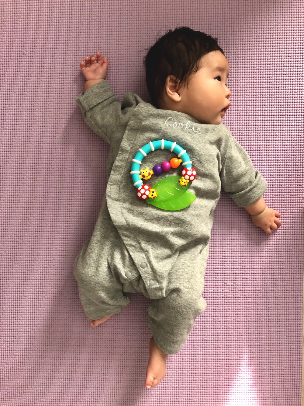 「おとこのこ、kids、シンプルコーデ、キッズコーデ、baby」｜「西松屋のアイテム（ロンパース、グレー系）」を使った、AYATOさん（キッズ・50cm）の冬コーディネートの1枚目の写真