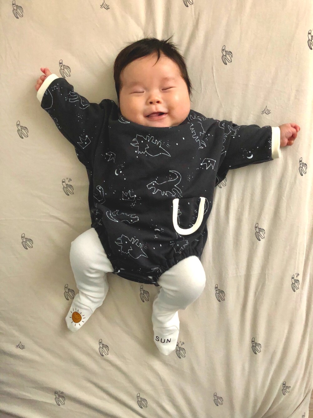 「kids、男の子、baby、赤ちゃん、キッズコーデ」｜「Birthdayのアイテム（ロンパース、ブラック系）」を使った、AYATOさん（キッズ・50cm）の冬コーディネートの1枚目の写真