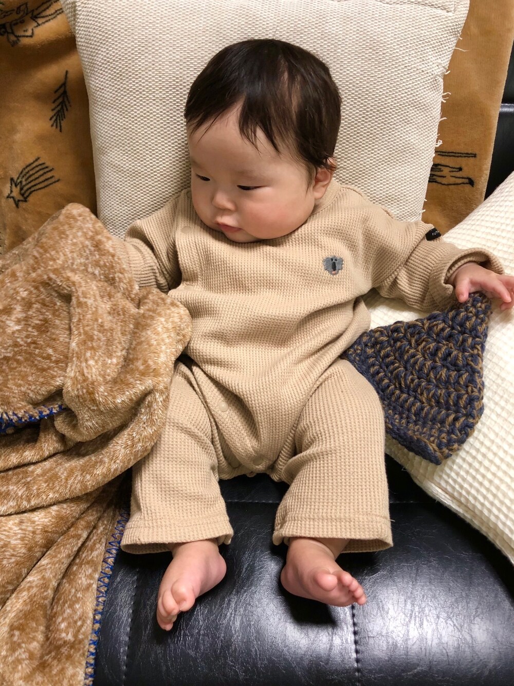 「ブラウン色に染まれ、男の子コーデ、キッズコーデ、baby、kids」｜「Handmadeのアイテム（ニットキャップ/ビーニー、ブルー系）」を使った、AYATOさん（キッズ・50cm）の冬コーディネートの1枚目の写真