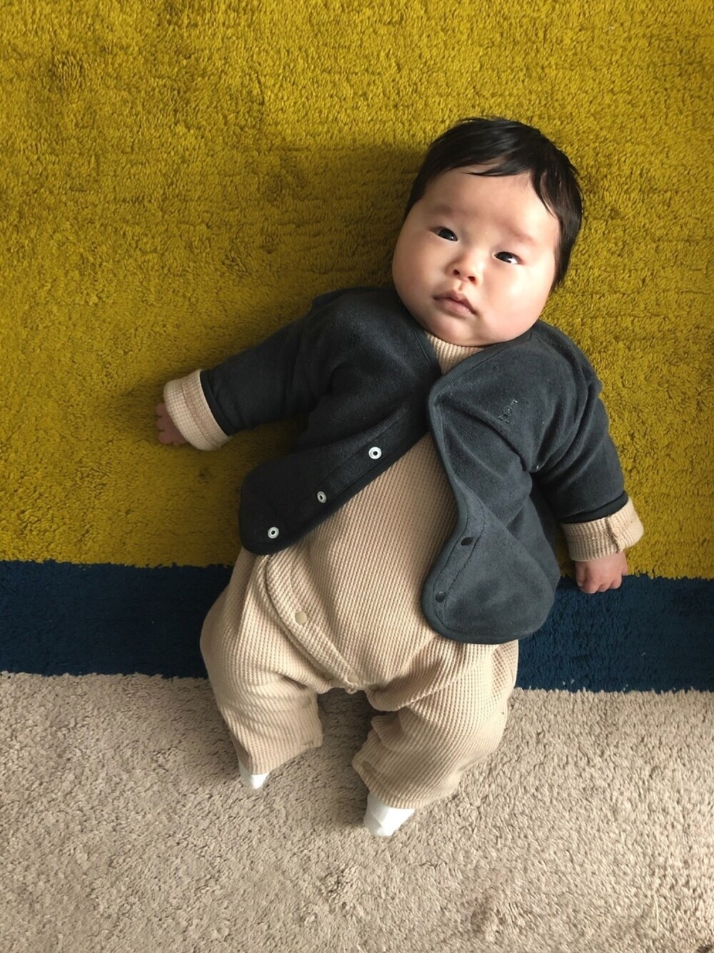 「男の子コーデ、おとこのこ、キッズコーデ、kids、baby」｜「Anna Nicolaのアイテム（カーディガン/ボレロ、ブラック系）」を使った、AYATOさん（キッズ・60cm）の冬コーディネートの1枚目の写真