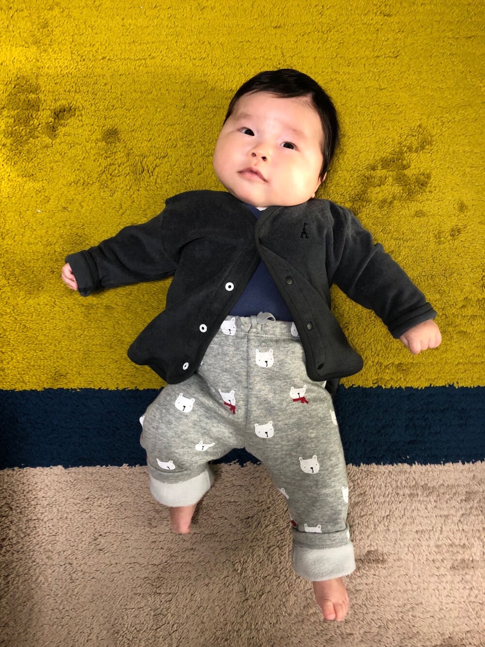 「キッズファッション、キッズコーデ、おとこのこ、kids、babygap、男の子」｜「babyGAPのアイテム（その他パンツ、グレー系）」を使った、AYATOさん（キッズ・60cm）の冬コーディネートの1枚目の写真