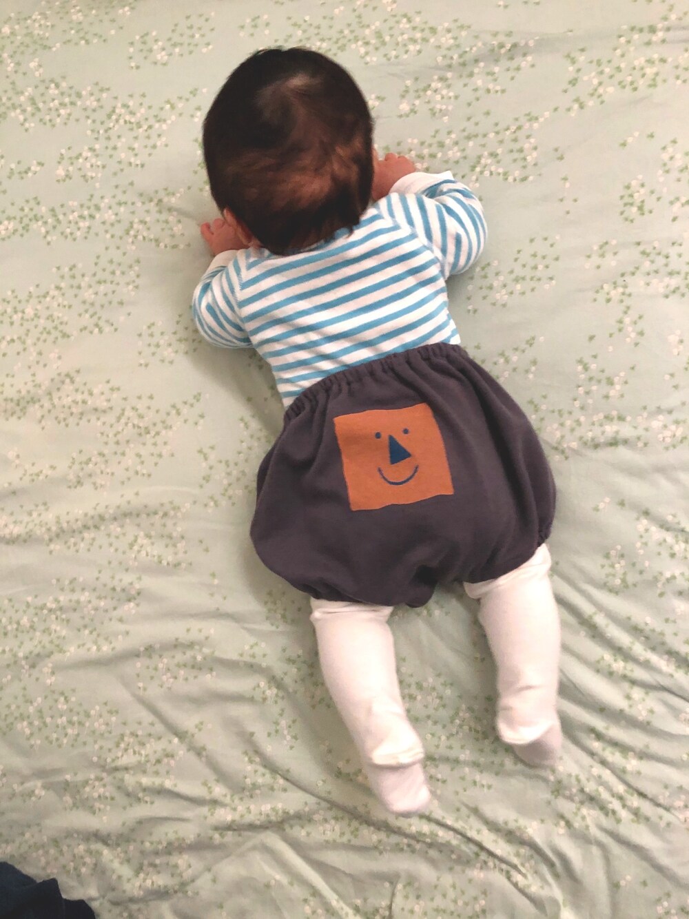 「キッズファッション、男の子、UNIQLO、kids、baby、白タイツ」｜「Birthdayのアイテム（パンツ、ブルー系）」を使った、AYATOさん（キッズ・60cm）の春コーディネートの1枚目の写真