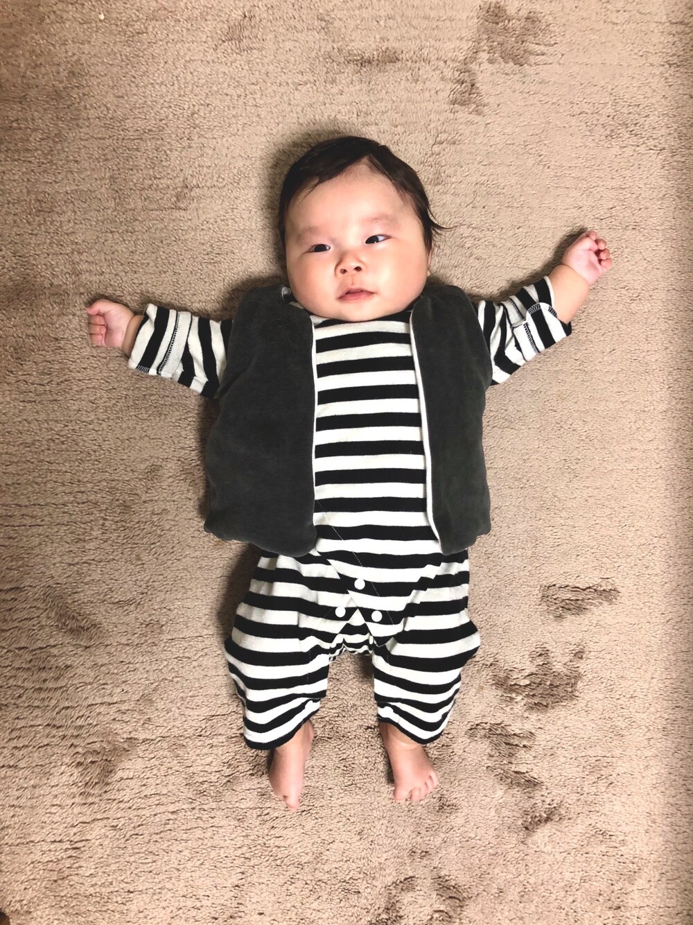 「ベスト、ベビーコーデ、キッズコーデ、kids、男の子」｜「西松屋のアイテム（ロンパース、ブラック系）」を使った、AYATOさん（キッズ・60cm）の春コーディネートの1枚目の写真