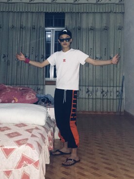 「アイテム（チノパンツ、オレンジ系）」を使った、UpShenさん（メンズ・165cm）の春コーディネート