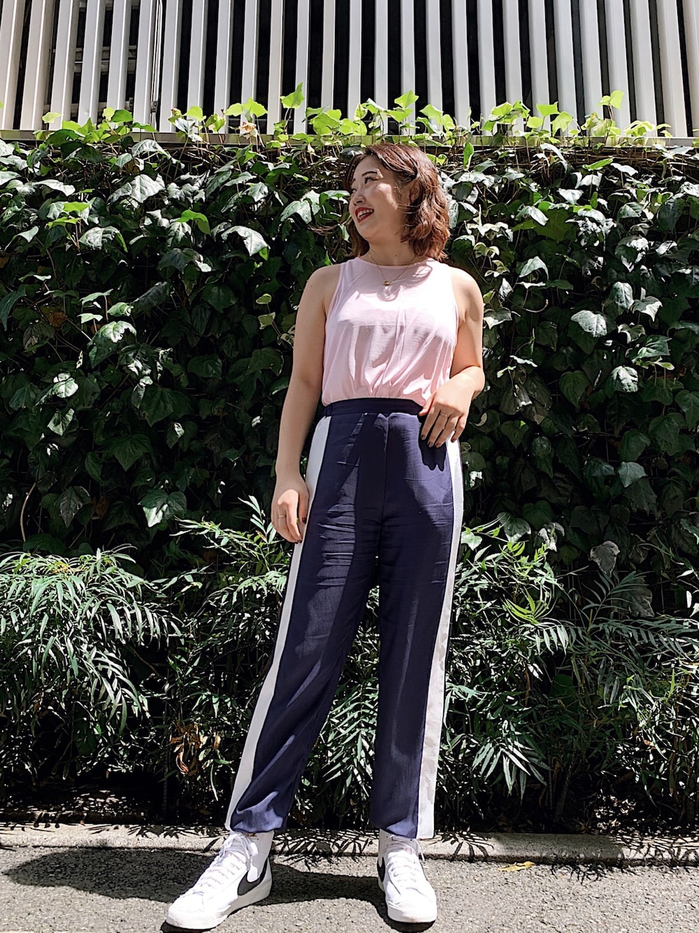 ブルー系のその他パンツ、ピンク系のタンクトップ、ホワイト系のスニーカーを着用したレディースの夏コーディネートの1枚目の写真