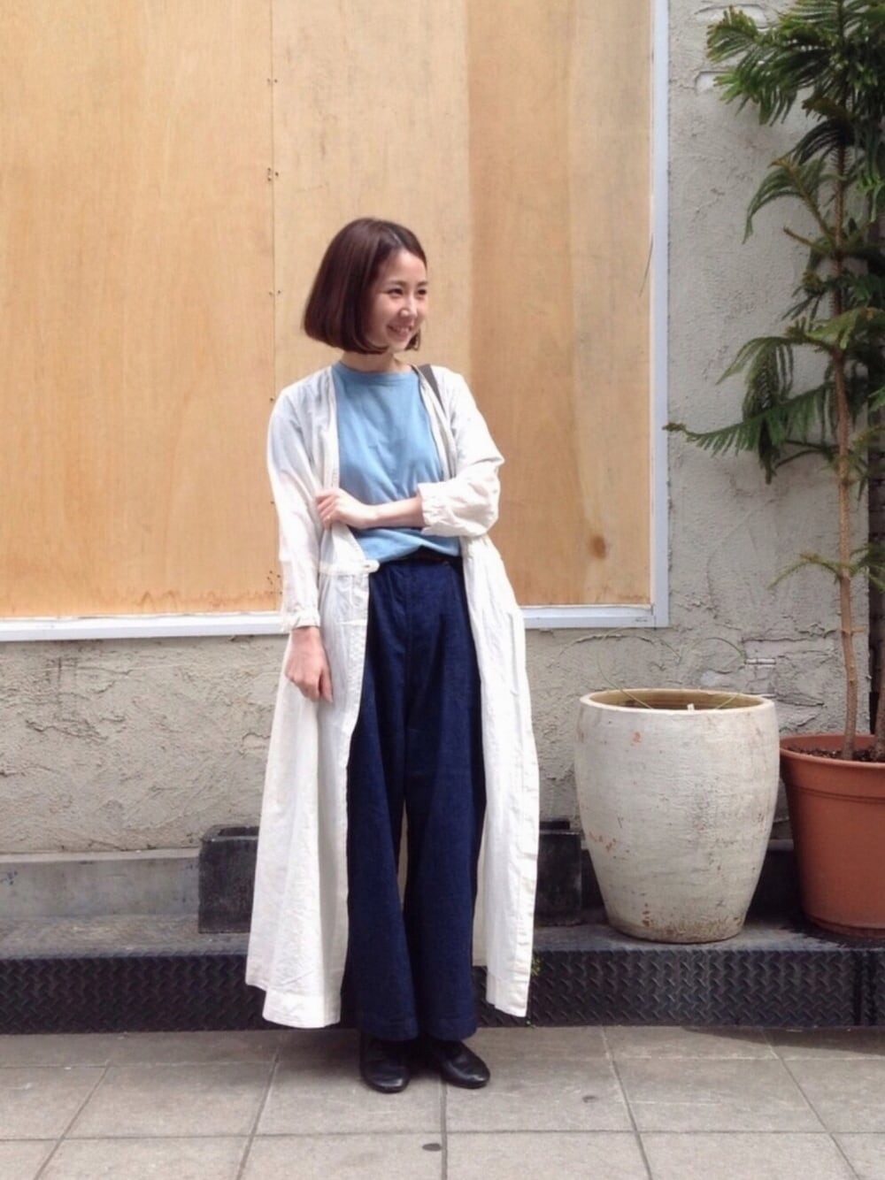 「デニム、シャツワンピース、ロングシャツ、repetto、パンツスタイル、OMNIGOD、D.M.G.、Domingo、オムニゴッド」｜「D.M.G.の[D.M.G. / ディーエムジー]　8oz綿麻デニムランチパンツ（デニムパンツ、ブルー系）」を使った、Domingo officeさん（レディース・157cm）の春コーディネートの1枚目の写真