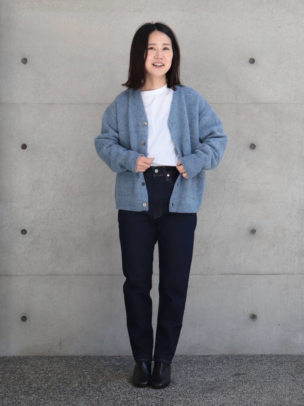 「カーディガン、デニム、ブーツ、ブルー、休日スタイル、Ｄ.M.G、OMNIGOD、秋、秋コーデ、ドミンゴ」｜「OMNIGODの[OMNIGOD womens / オムニゴッド]　シェットランド起毛ワイドＶネックカーディガン（カーディガン/ボレロ、ブルー系）」を使った、Domingo officeさん（レディース・158cm）の秋コーディネートの1枚目の写真