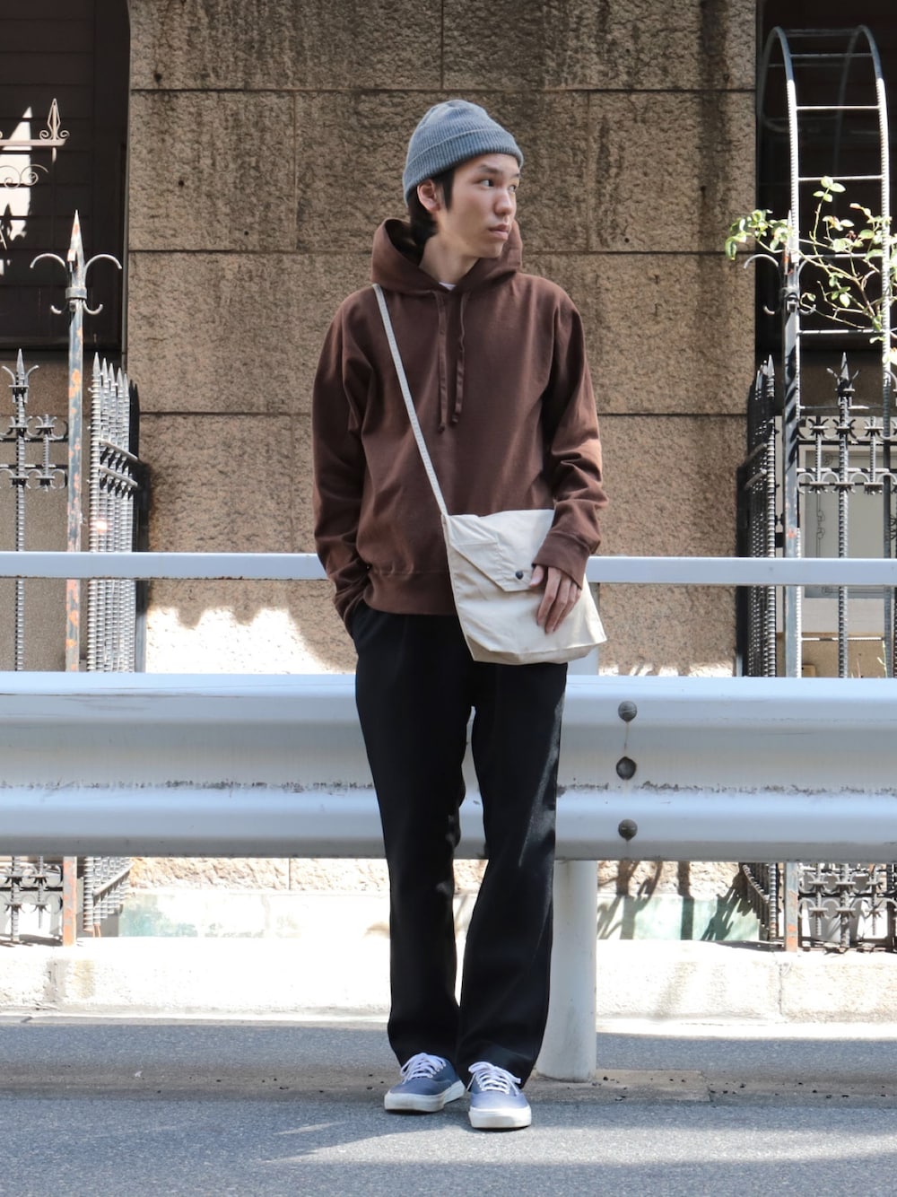 「スニーカー、ニット帽、ショルダーバッグ、パーカー、大人カジュアル、イージーパンツ、OMNIGOD、カジュアルストリート、秋コーデ、ドミンゴ」｜「OMNIGODの[OMNIGOD mens / オムニゴッド]　天竺フーデッドチューブトレーナー（パーカー、ブラウン系）」を使った、Domingo officeさん（メンズ・176cm）の秋コーディネートの1枚目の写真