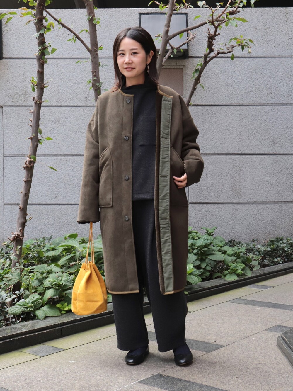 「セットアップ、ブーツ、黄色、ムートン、冬コーデ、差し色、ムートンコート、ポーチ、Brocante、ドミンゴ」｜「Brocanteの[Brocante / ブロカント] ムートンボアコート（ムートンコート、グリーン系）」を使った、Domingo officeさん（レディース・158cm）の秋コーディネートの1枚目の写真