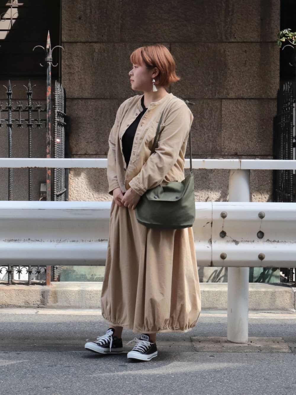 「スニーカー、セットアップ、スカート、カジュアル、シャツ、ショルダーバッグ、ベージュ、大人カジュアル、OMNIGOD、ドミンゴ」｜「OMNIGODの[OMNIGOD womens / オムニゴッド]　シャツコールスタンド―カラーシャツ（シャツ/ブラウス、ベージュ系）」を使った、Domingo officeさん（レディース・154cm）の秋コーディネートの1枚目の写真