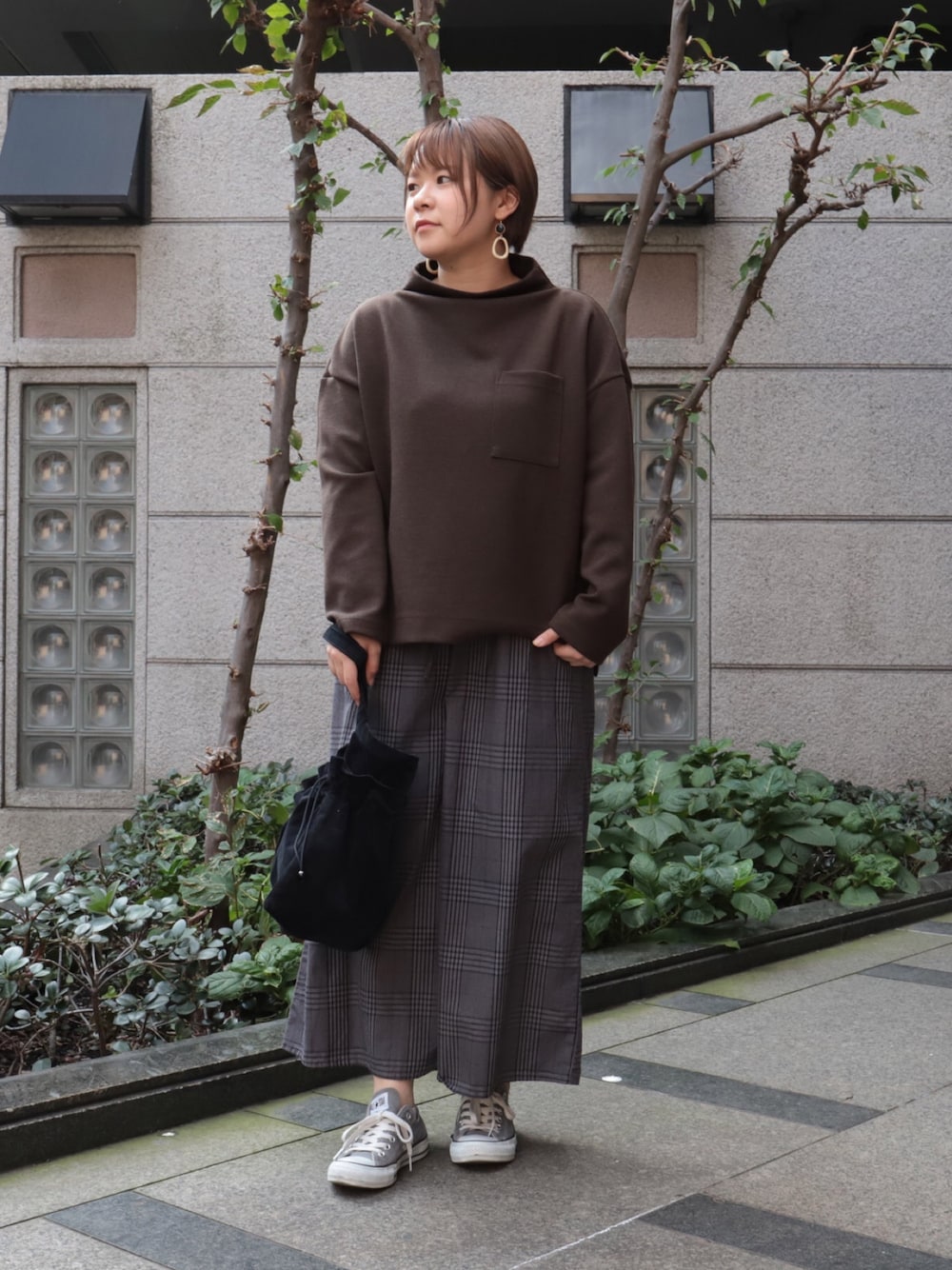 「スニーカー、ニット、スカート、カジュアル、大人カジュアル、ダークカラー、秋、秋コーデ、Brocante、ドミンゴ」｜「Brocanteの[Brocante / ブロカント] ウールブリスターブテイユプルオーバー（ニット/セーター、ブラウン系）」を使った、Domingo officeさん（レディース・154cm）の秋コーディネートの1枚目の写真