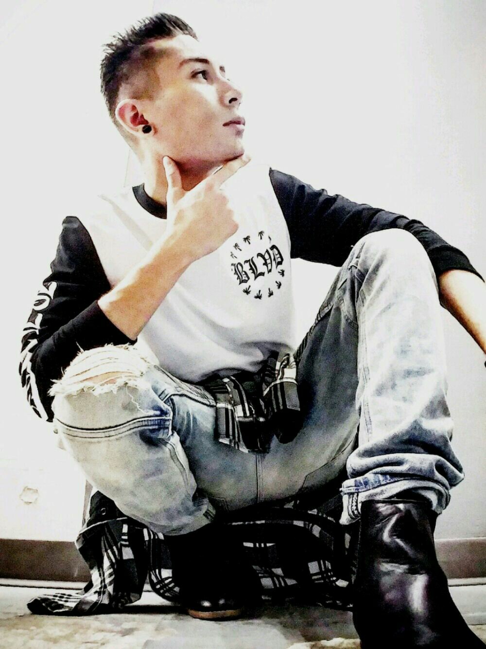 「mensfashion、menswear」｜「pacsun のアイテム（デニムパンツ、ブルー系）」を使った、Shadez Marcé ☑️さん（メンズ・180cm）の冬コーディネートの1枚目の写真
