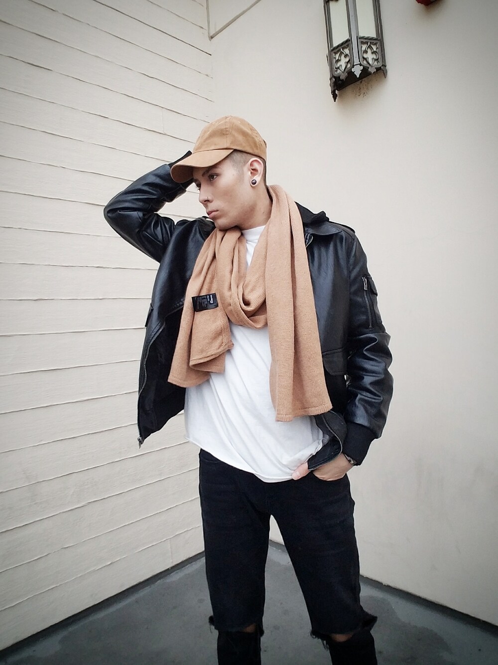 「menswear、menfashion、grunge、tumblr、outfit、streetstyle、casual、ootd」｜「CUSTOM MADEのアイテム（デニムパンツ、ブラック系）」を使った、Shadez Marcé ☑️さん（メンズ・180cm）の冬コーディネートの1枚目の写真