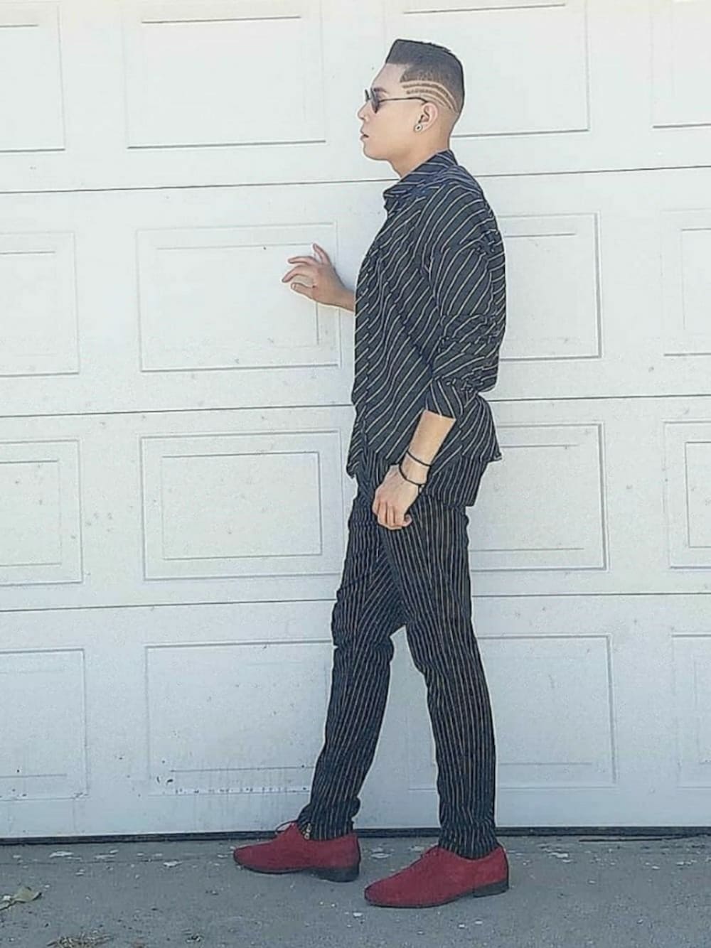 「stripes、fall fashion、summer、90’s、VINTAGE、fashion、fashion blogger、MENS、trendsetter」｜「ALDOのアイテム（ドレスシューズ、レッド系）」を使った、Shadez Marcé ☑️さん（メンズ・175cm）の夏コーディネートの1枚目の写真