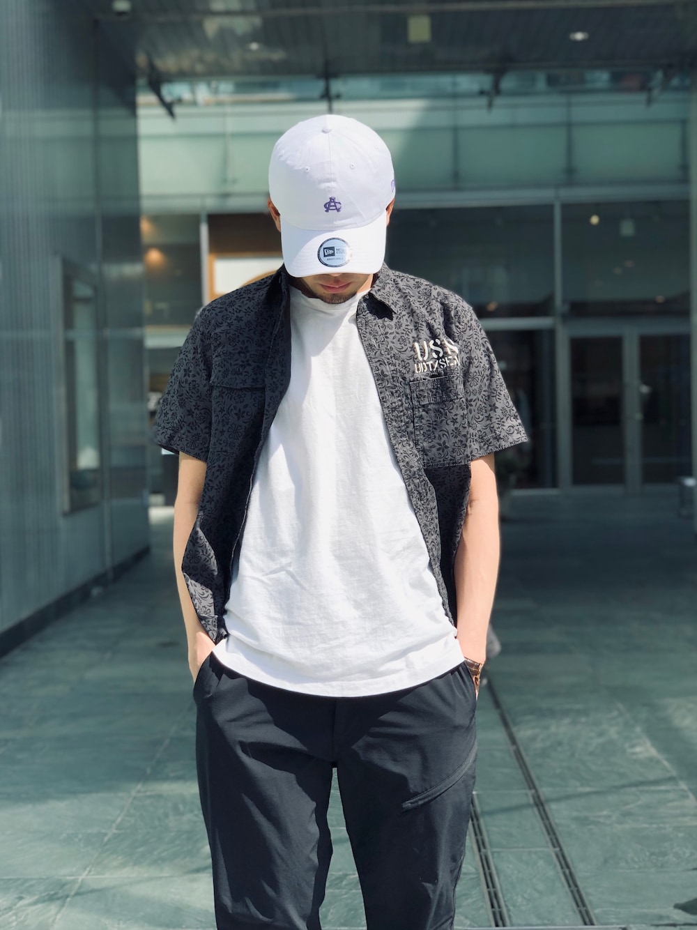 「カジュアル、シャツ、アメカジ、花柄、AVIREX、白、柄物、ootd、夏コーデ、avirex名古屋」｜「AVIREXのSS FLOWER PRINT U.S.（シャツ/ブラウス、グレー系）」を使った、Asai.Hirotoさん（メンズ・177cm）の春コーディネートの1枚目の写真