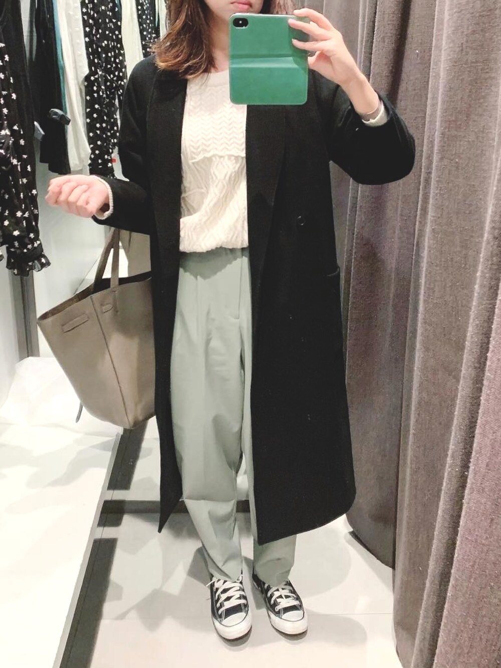 「カジュアル、シンプル、大人女子、スニーカーコーデ、大人カジュアル、セリーヌ、HYKE、コンバース ハイカット」｜「HYKEのアイテム（チェスターコート、ブラック系）」を使った、tknkさん（レディース・162cm）の冬コーディネートの1枚目の写真