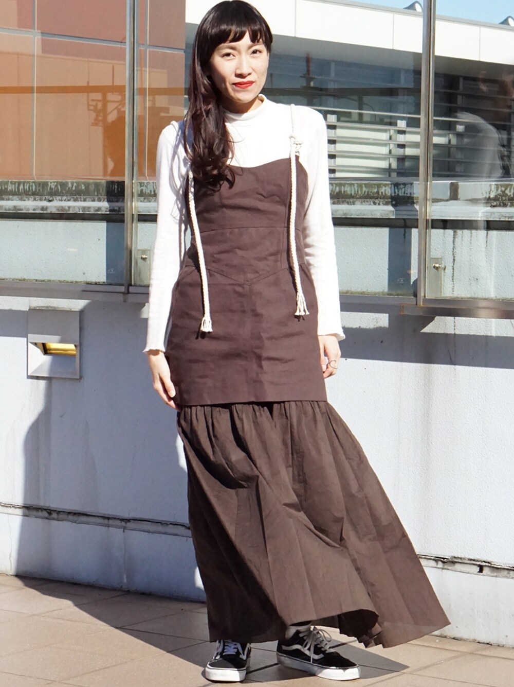「FREAK’Ｓ STORE、フリークスストア、freada、フリーダ、ワンピース、オトナカジュアル、スニーカーコーデ、春コーデ」｜「FREAK'S STOREの▽Freada/フリーダ　綿麻オックスワンピース（ワンピース、ブラウン系）」を使った、ARAI SATOMIさん（レディース・163cm）の春コーディネートの1枚目の写真