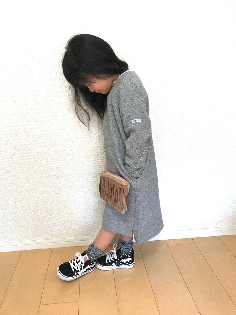 「はるコーデ、女の子、VANS、4歳、キッズコーデ」｜「F.O.KIDSのアイテム（ワンピース、グレー系）」を使った、naaaさん（キッズ・110cm）の春コーディネートの1枚目の写真