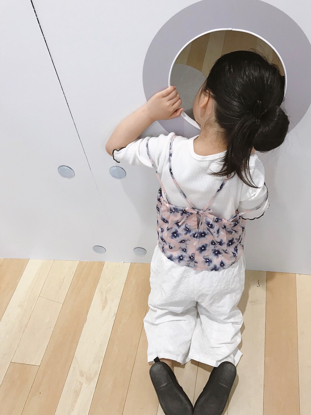 「女の子コーデ、キッズ、カジュアルコーデ、4歳」｜「apres les coursのアイテム（Tシャツ/カットソー、ホワイト系）」を使った、naaaさん（キッズ・110cm）の春コーディネートの1枚目の写真