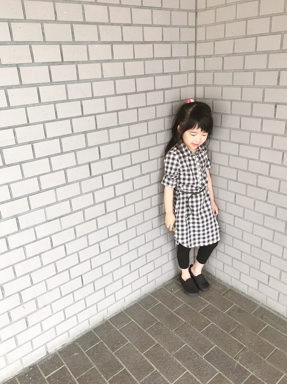 「キッズコーデ、シンプルコーデ、女の子コーデ、H&M」｜「H&Mのアイテム（シャツワンピース、その他）」を使った、naaaさん（キッズ・110cm）の春コーディネートの1枚目の写真