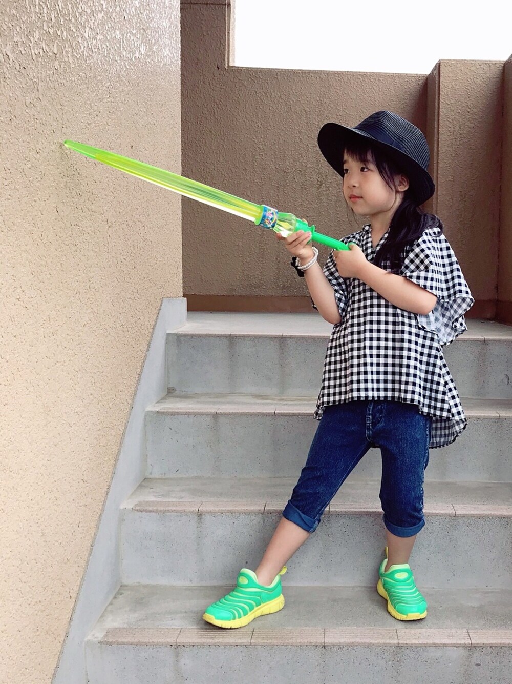 ホワイト系のシャツ/ブラウス、ブルー系のデニムパンツ、グリーン系のスニーカーを着用したキッズの夏コーディネートの1枚目の写真