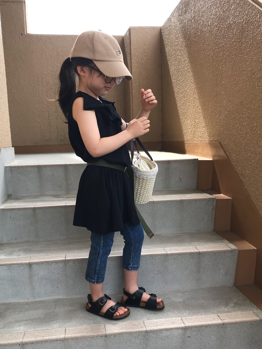 「おんなのこ、ガチャベルト、シンプルコーデ、4歳」｜「GUのアイテム（ワンピース、ブラック系）」を使った、naaaさん（キッズ・110cm）の夏コーディネートの1枚目の写真