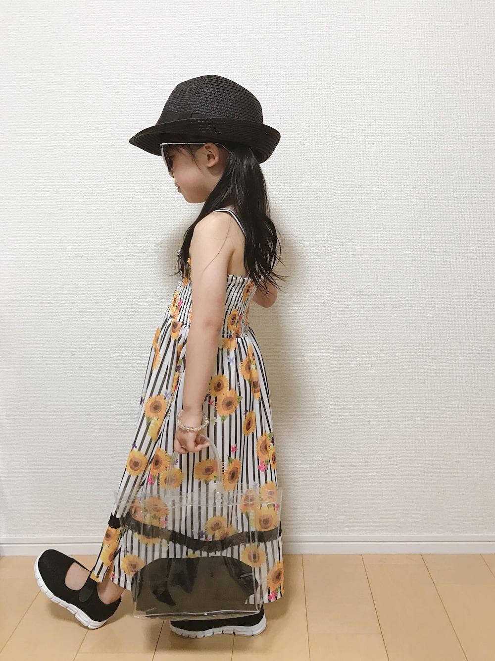 「キッズコーデ、おんなのこ、ひまわり柄、ハナガラワンピース、シンプルコーデ、キャミワンピ」｜「illusie300のアイテム（帽子、ブラック系）」を使った、naaaさん（キッズ・110cm）の夏コーディネートの1枚目の写真