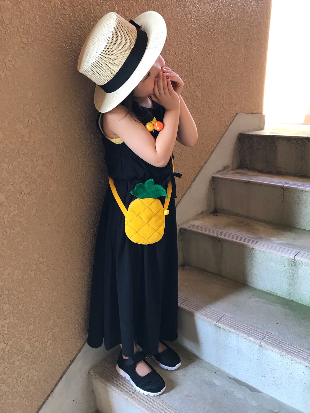 「キッズコーデ、シンプルコーデ、夏コーデ、ノースリーブワンピース、カンカン帽、パイナップル」｜「F.O.KIDSのアイテム（タンクトップ、イエロー系）」を使った、naaaさん（キッズ・110cm）の夏コーディネートの1枚目の写真