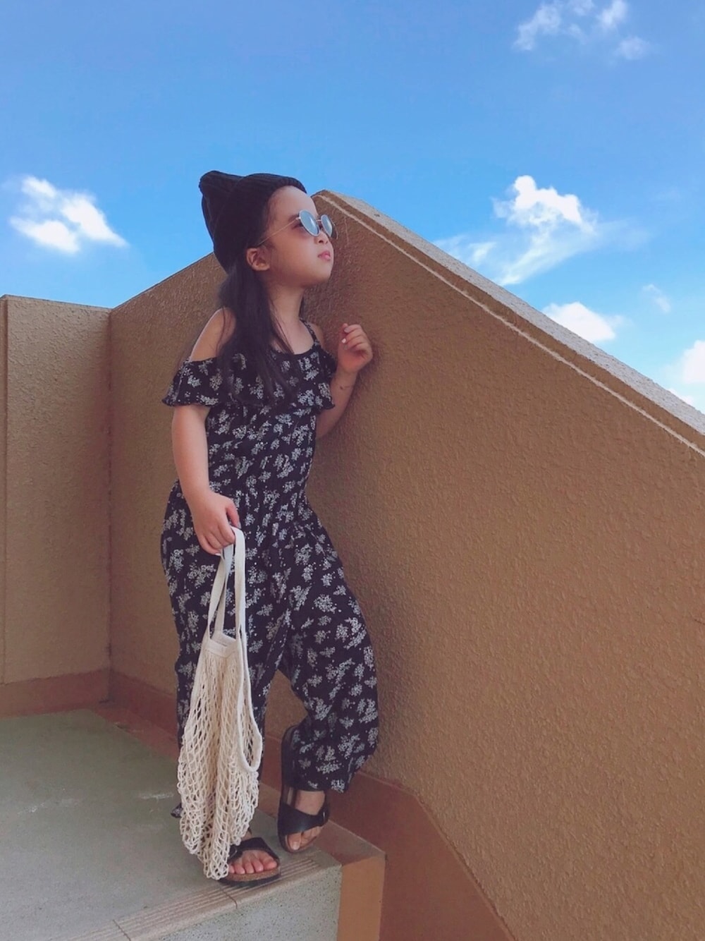 「kids、夏コーデ、オールインワン、あみバック、GU、ダイソーバック」｜「GUのアイテム（つなぎ/オールインワン、ブラック系）」を使った、naaaさん（キッズ・110cm）の夏コーディネートの1枚目の写真